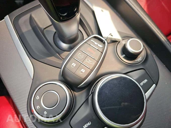 2018 Alfa Romeo Giulia Ti Sport - miniatura 8