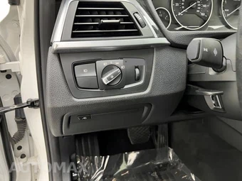 2018 BMW 3 Series Sedan 320i xDrive - miniatura 24