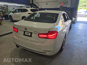 2018 BMW 3 Series Sedan 330i xDrive - miniatura 3
