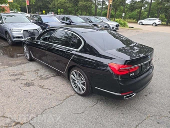 2018 BMW 7 Series Sedan 740i - miniatura 2