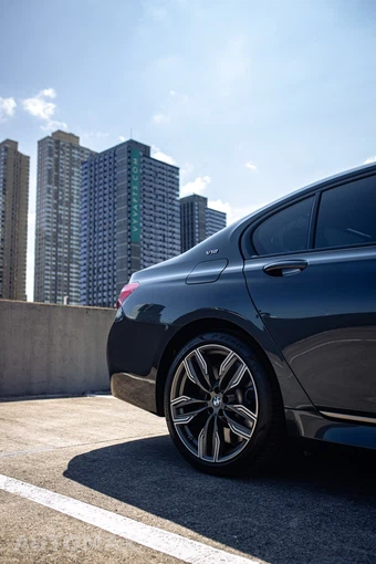 2018 BMW 7 Series Sedan M760i xDrive - miniatura 2