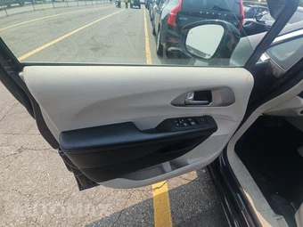 2018 Chrysler Pacifica Hybrid Limited 121.6" WB – miniatura 9