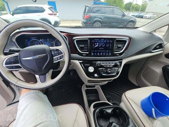 2018 Chrysler Pacifica Limited 121.6" WB – miniatura 10