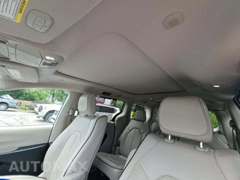 2018 Chrysler Pacifica Limited 121.6" WB – miniatura 11