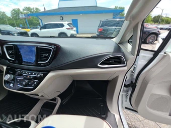 2018 Chrysler Pacifica Limited 121.6" WB – miniatura 20