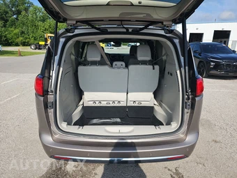 2018 Chrysler Pacifica Limited 121.6" WB – miniatura 17