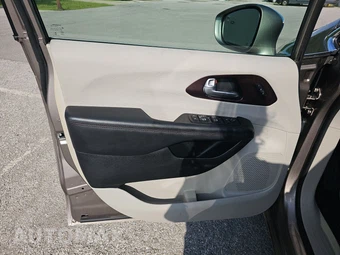 2018 Chrysler Pacifica Limited 121.6" WB – miniatura 9
