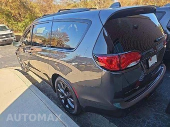2018 Chrysler Pacifica Limited 121.6" WB - miniatura 3