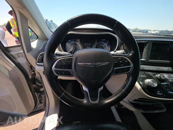 2018 Chrysler Pacifica Touring L 121.6" WB - miniatura 10