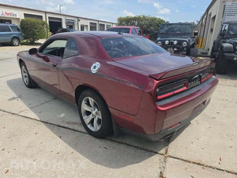 2018 Dodge Challenger SXT - miniatura 2