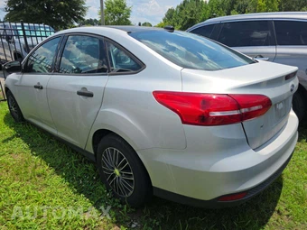 2018 Ford Focus S Sedan – miniatura 2