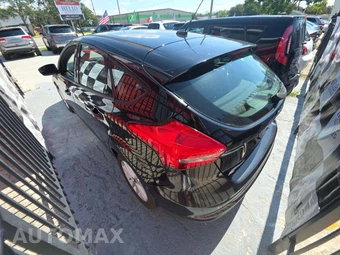 2018 Ford Focus SE Hatchback – miniatura 2