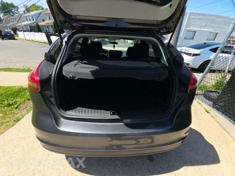 2018 Ford Focus SE Hatchback - miniatura 14