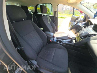 2018 Ford Focus SE Hatchback - miniatura 18