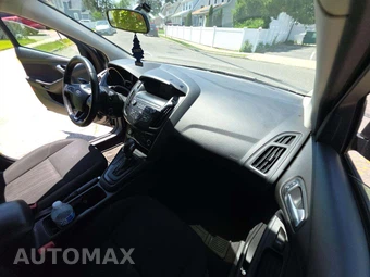 2018 Ford Focus SE Hatchback - miniatura 19