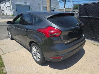 2018 Ford Focus SE Hatchback - miniatura 2