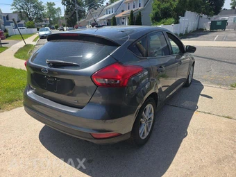2018 Ford Focus SE Hatchback - miniatura 3