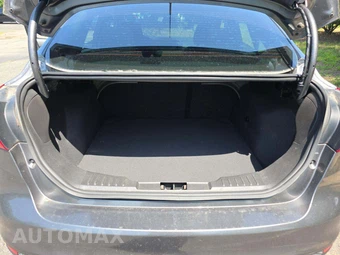 2018 Ford Focus SE Sedan - miniatura 14