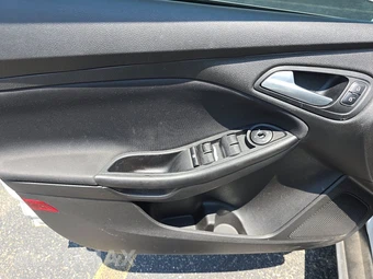 2018 Ford Focus SE Sedan – miniatura 9
