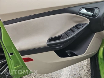 2018 Ford Focus SE Sedan – miniatura 9