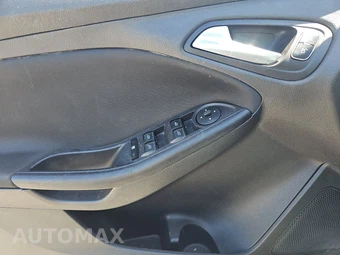 2018 Ford Focus SE Sedan – miniatura 9