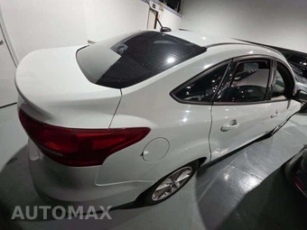2018 Ford Focus SE Sedan – miniatura 3