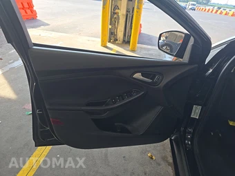 2018 Ford Focus SE Sedan – miniatura 9