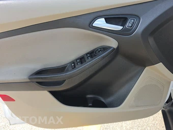 2018 Ford Focus SE Sedan – miniatura 9