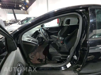 2018 Ford Focus SE Sedan – miniatura 6