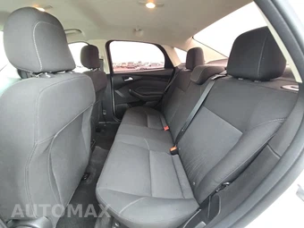 2018 Ford Focus SE Sedan – miniatura 13