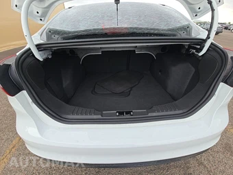 2018 Ford Focus SE Sedan – miniatura 16