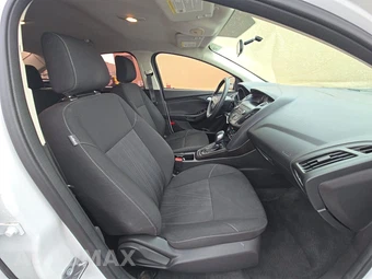 2018 Ford Focus SE Sedan – miniatura 8