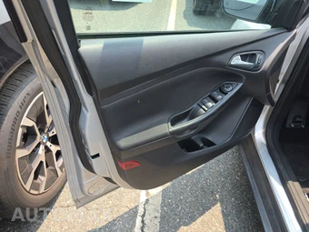 2018 Ford Focus SE Sedan - miniatura 8