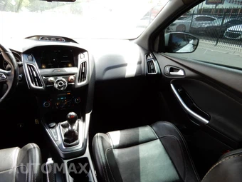 2018 Ford Focus ST Hatchback - miniatura 16