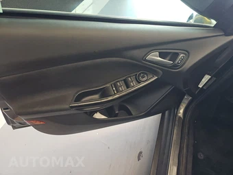 2018 Ford Focus Titanium Hatchback - miniatura 9