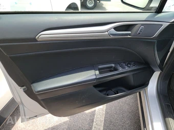 2018 Ford Fusion SE – miniatura 9