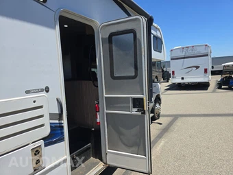 2018 Ford Super Duty E-450 Cutaway DRW 158.0" WB - miniatura 8