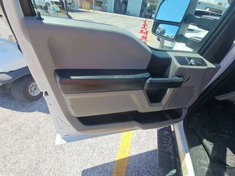 2018 Ford Super Duty F-350 Cab Chassis XL Regular Cab DRW - miniatura 9
