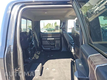 2018 Ford Super Duty F-350 Lariat Crew Cab Long Bed DRW - miniatura 16