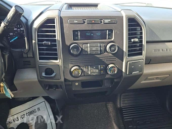 2018 Ford Super Duty F-450 Cab Chassis XL Regular Cab DRW - miniatura 9