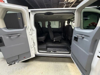 2018 Ford Transit 150 Passenger Wagon XL w/RH Swing-Out Doors Low Roof 129.9" WB - miniatura 19