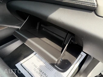 2018 GMC Yukon Denali XL 5SA - miniatura 32