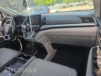 2018 Honda Odyssey Touring 118.1" WB - miniatura 17