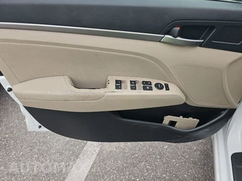 2018 Hyundai Elantra SEL Sedan – miniatura 9