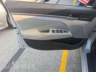 2018 Hyundai Elantra SEL Sedan – miniatura 9