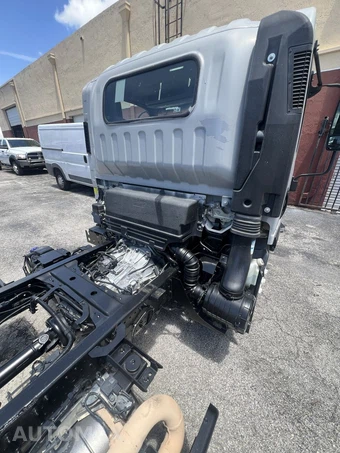 2018 Isuzu NRR Base – miniatura 11