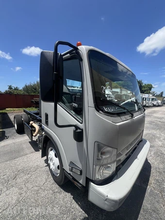 2018 Isuzu NRR Base – miniatura 4