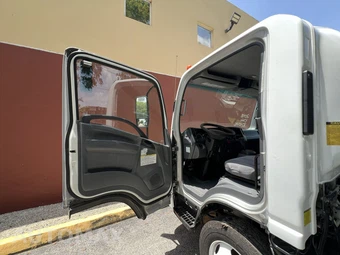 2018 Isuzu NRR Base – miniatura 9
