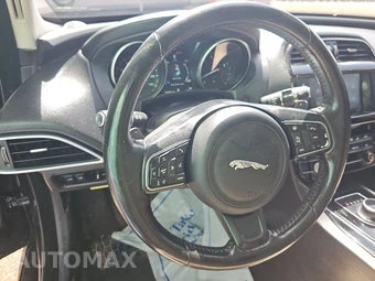 2018 Jaguar XE 25t Premium – miniatura 10
