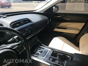 2018 Jaguar XE 25t Premium – miniatura 11